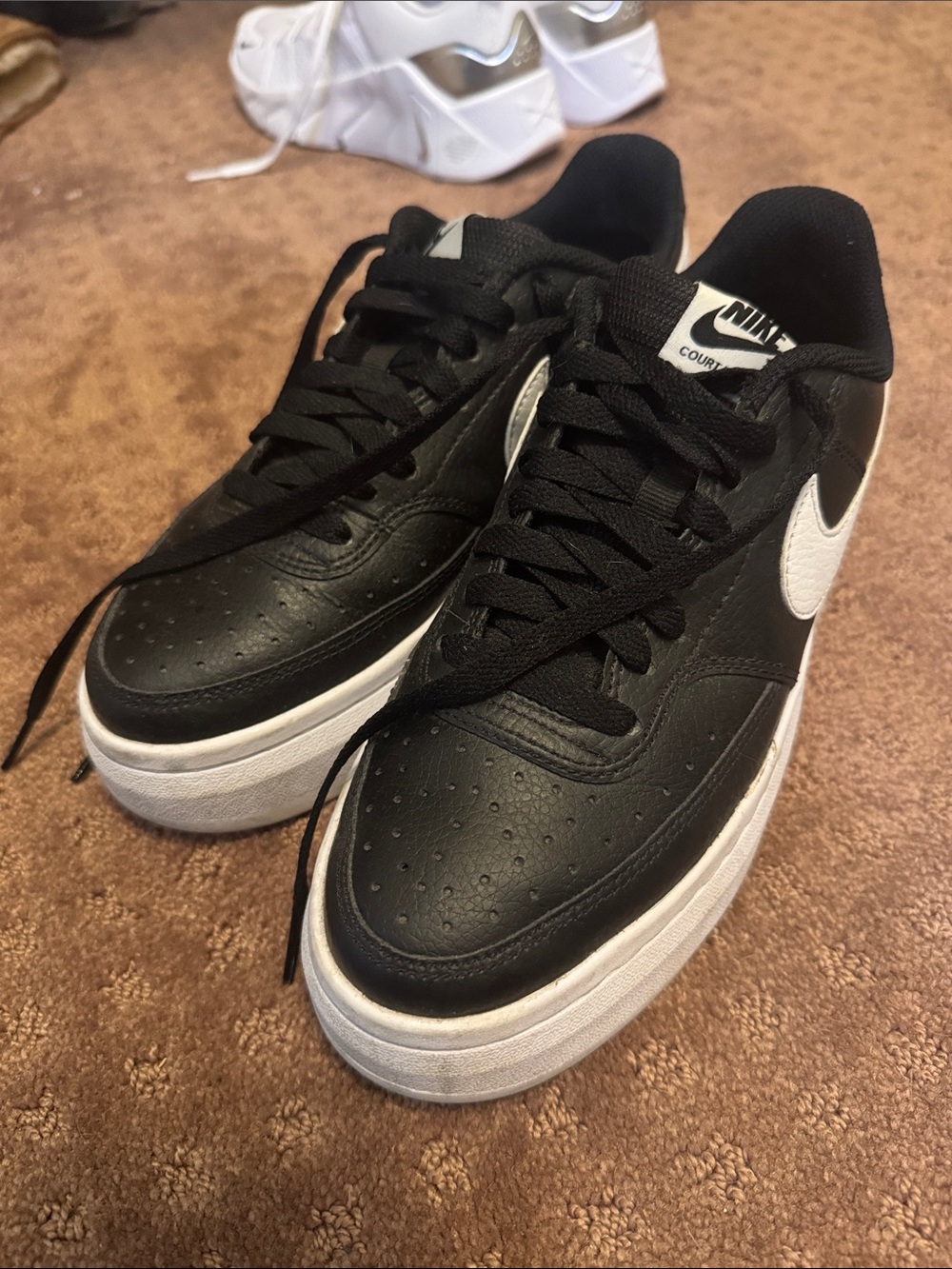 Nike Black/White - size 8